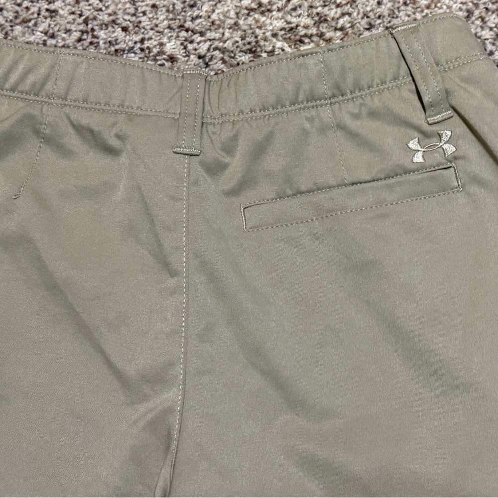 Boys Under Armour Size 14 Heat Gear Loose Fit Tan / Khaki Shorts - Picture 4 of 5